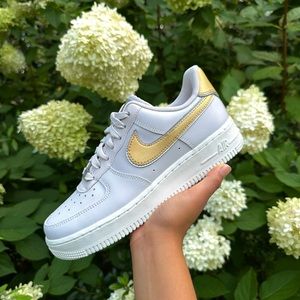 NEW Nike Air Force 1 Metallic Gold Platinum, Size 6 Women’s